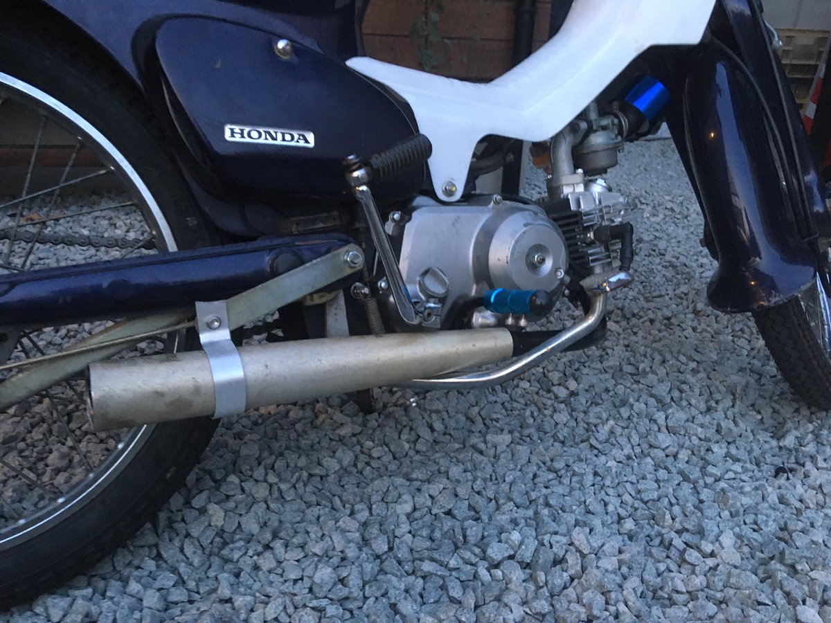 まーしaa01 Cub Tw0 バットでマフラー製作は とりあえず今日はここまで 回り回ってここまで出来た いろいろ試したから めっちゃ遠回りした あとは耐熱黒で色塗って完成かな 音は めちゃんこうるさい笑 一応インナーバッフル入れたけど
