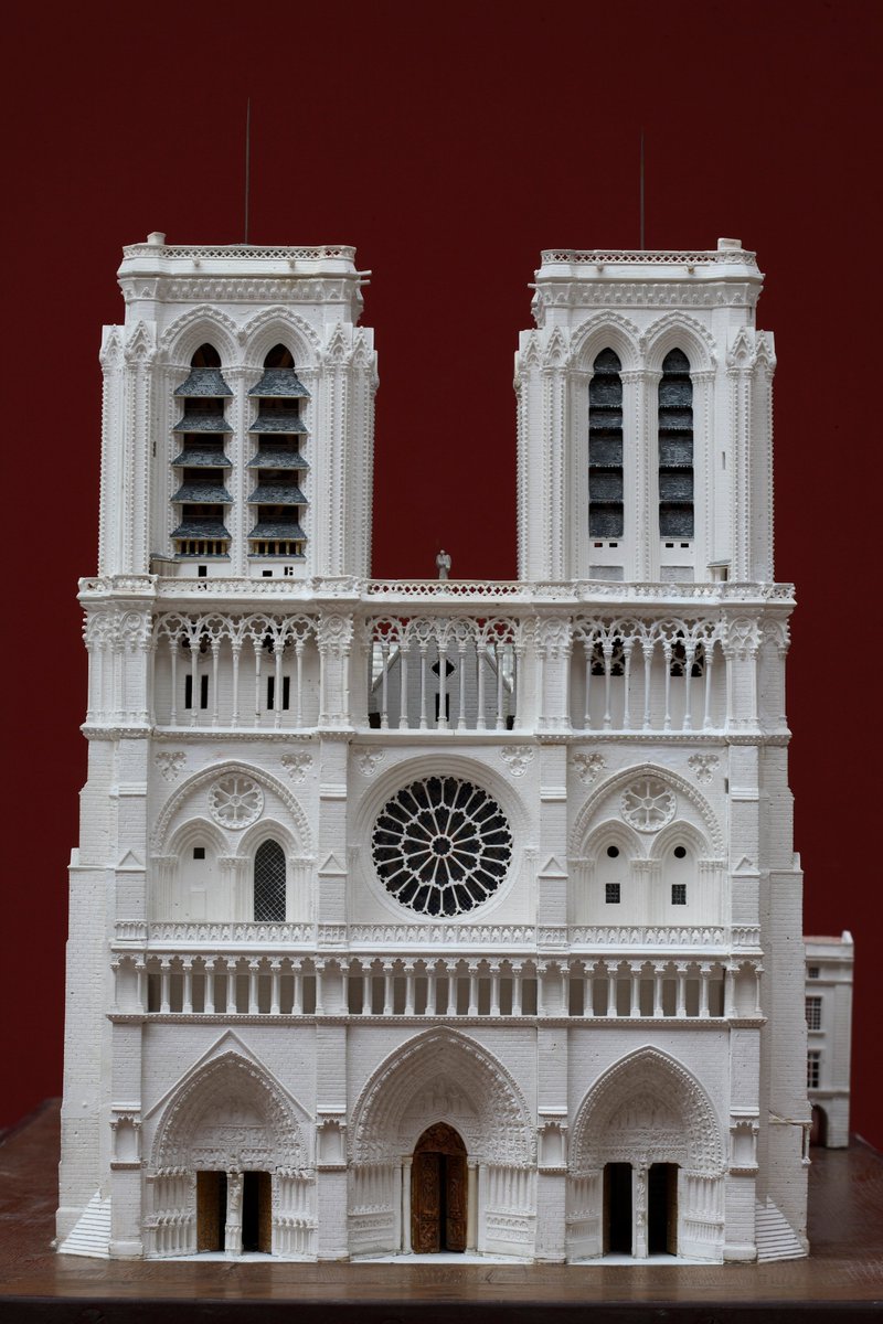 Cette maquette, entrée dans les collections de la Cité en 1885, rend compte des caractéristiques de l’architecture des cathédrales gothiques au XIIIe siècle.  #NotreDame  #CitéDeLArchiChezVous