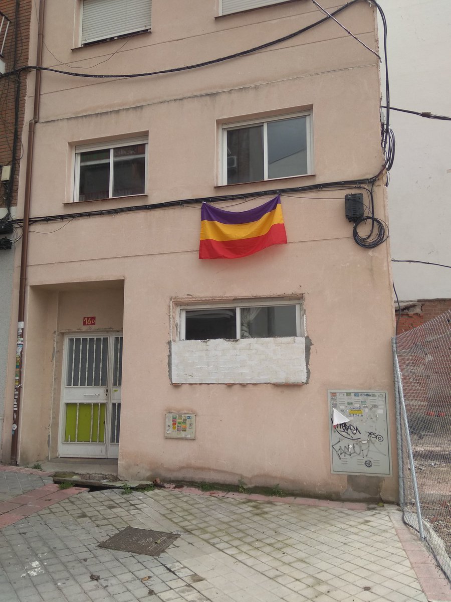 Algunas de las imágenes que nos habéis enviado de vuestros balcones ayer.
Ayer los valores republicanos estuvieron en las ventanas y en balcones, pronto estaremos en las calles, por la República que llegara y el derecho a decidir.
#14Abril #Republica