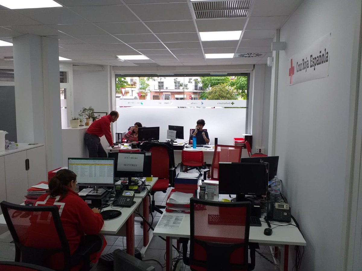 CruzRojaSevilla's tweet photo. Cada día, desde el Centro de Operaciones, se gestionan cientos de solicitudes de ayuda y se coordina toda la actividad para llegar a los que nos necesitan #CruzRojaResponde #ProtegerLaHumanidad https://t.co/UzfHIe08dd