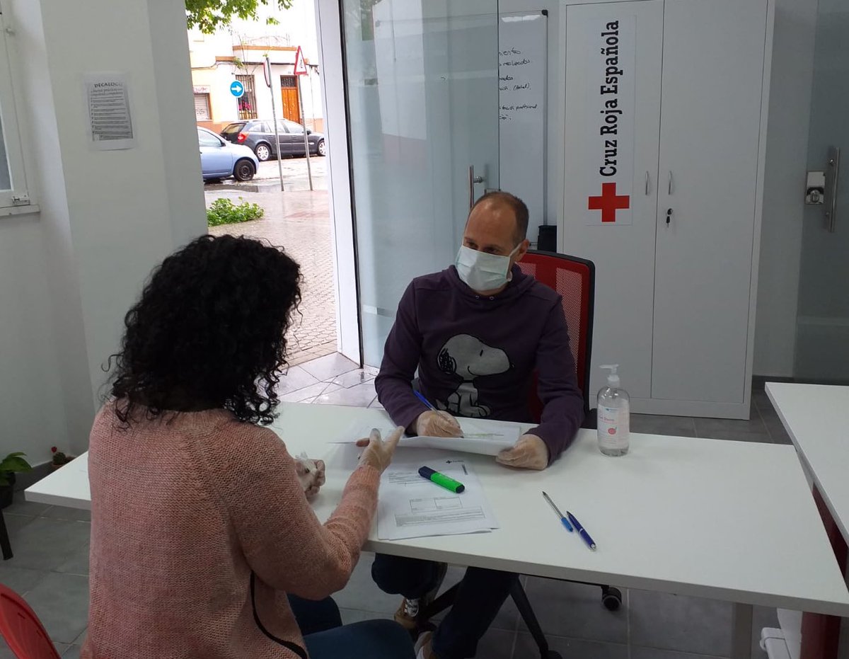 CruzRojaSevilla's tweet photo. Cada día, desde el Centro de Operaciones, se gestionan cientos de solicitudes de ayuda y se coordina toda la actividad para llegar a los que nos necesitan #CruzRojaResponde #ProtegerLaHumanidad https://t.co/UzfHIe08dd