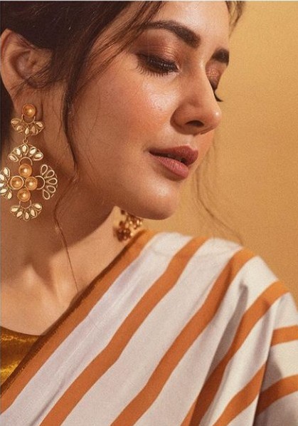 RjPotugadu's tweet photo. #WorkFromHome #interviewfromhome 😉 the #beautiful #talented @RaashiKhanna with me #rjpotugadu on @radiocityindia 91.1fm #Lockdown2 #QurantineLife #coronavirus #RaashiKhanna #StayHome #StaySafeStayHealthy #StayHomeChallenge https://t.co/0wvYhHBtV0 https://t.co/Xj2S3k26lz