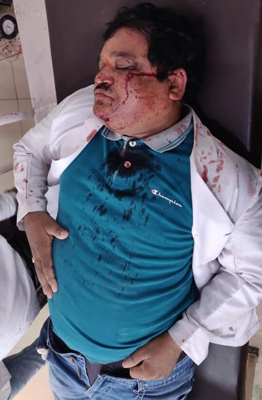 Ms_Aflatoon's tweet image. #UttarPradesh #CoronaFighters 

Dr Sudhish Agrawal injured in stone pelting in Moradabad today. Another doc held hostage, ambulance broken, cops allegedly fled. 

Team had gone in the area to take a few persons in quarantine  after death of two positives
