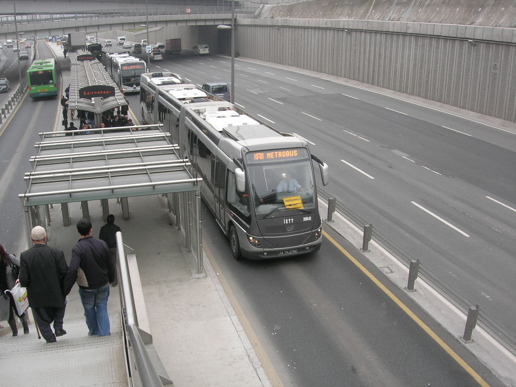 Bon je vais continuer en thread, visiblement quelques personnes sont visiblement intéressésDu coup, veuillez m'excuser, l'ordre sera pas réussi x)On continue avec les bus articulés à grande capacité, toujours trop longs pour Crédits : 5 - MAN; 6&7 - Wikipédia; 8 - Flickr