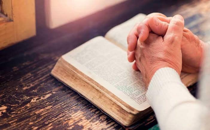 “Quanto maior o problema, mais tempo em oração.
Tão importante quanto orar é saber para quem estamos orando. Sabemos que Deus responde às orações.”

#MJ2020