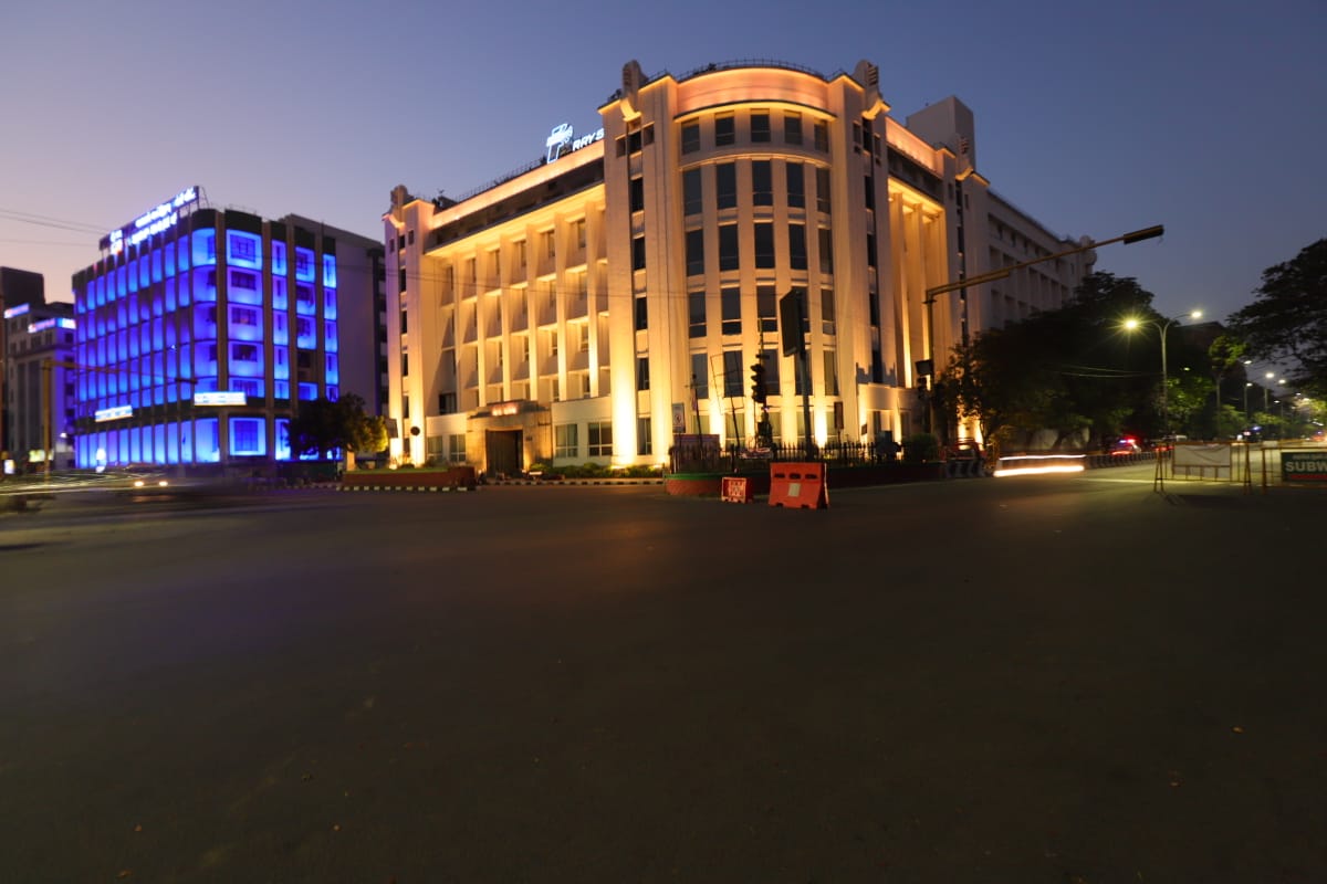 vikatan's tweet image. ஊரடங்கு உத்தரவையடுத்து, இரவு நேரங்களில் ஒளிரும் #சென்னை பாரிமுனை பகுதி கட்டிடங்கள்..!

படங்கள் : வி.ஸ்ரீனிவாசுலு

#Chennai | #ParrysCorner | #lockdown