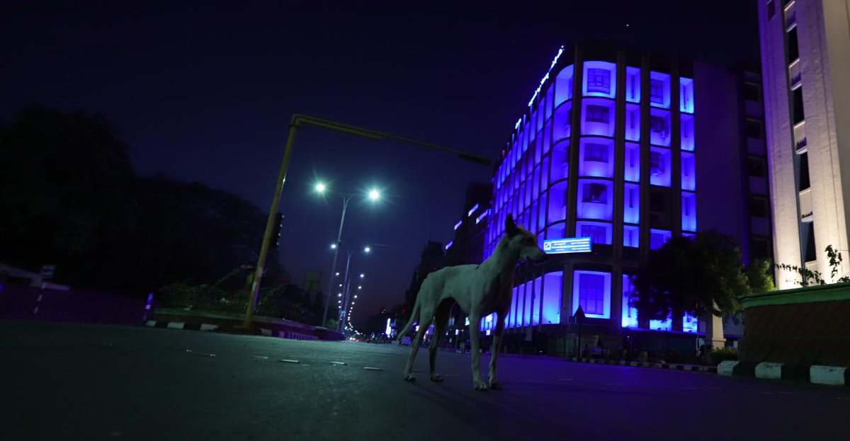 vikatan's tweet image. ஊரடங்கு உத்தரவையடுத்து, இரவு நேரங்களில் ஒளிரும் #சென்னை பாரிமுனை பகுதி கட்டிடங்கள்..!

படங்கள் : வி.ஸ்ரீனிவாசுலு

#Chennai | #ParrysCorner | #lockdown