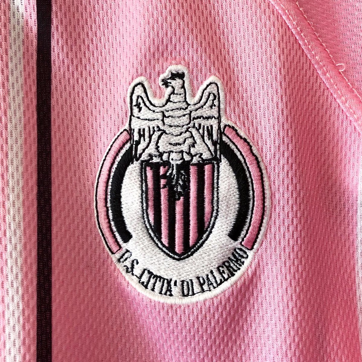 . @palermocalcioitHome Kit, 1996/97 @Kappa_UKFor the 50th post in this thread, I picked a very special one, from the 2nd year of the “Palermo dei Picciotti”, when local coach Arcoleo managed several Palermo-born-and-bred players such as Vasari, Galeoto, and Tedesco #HomeShirts