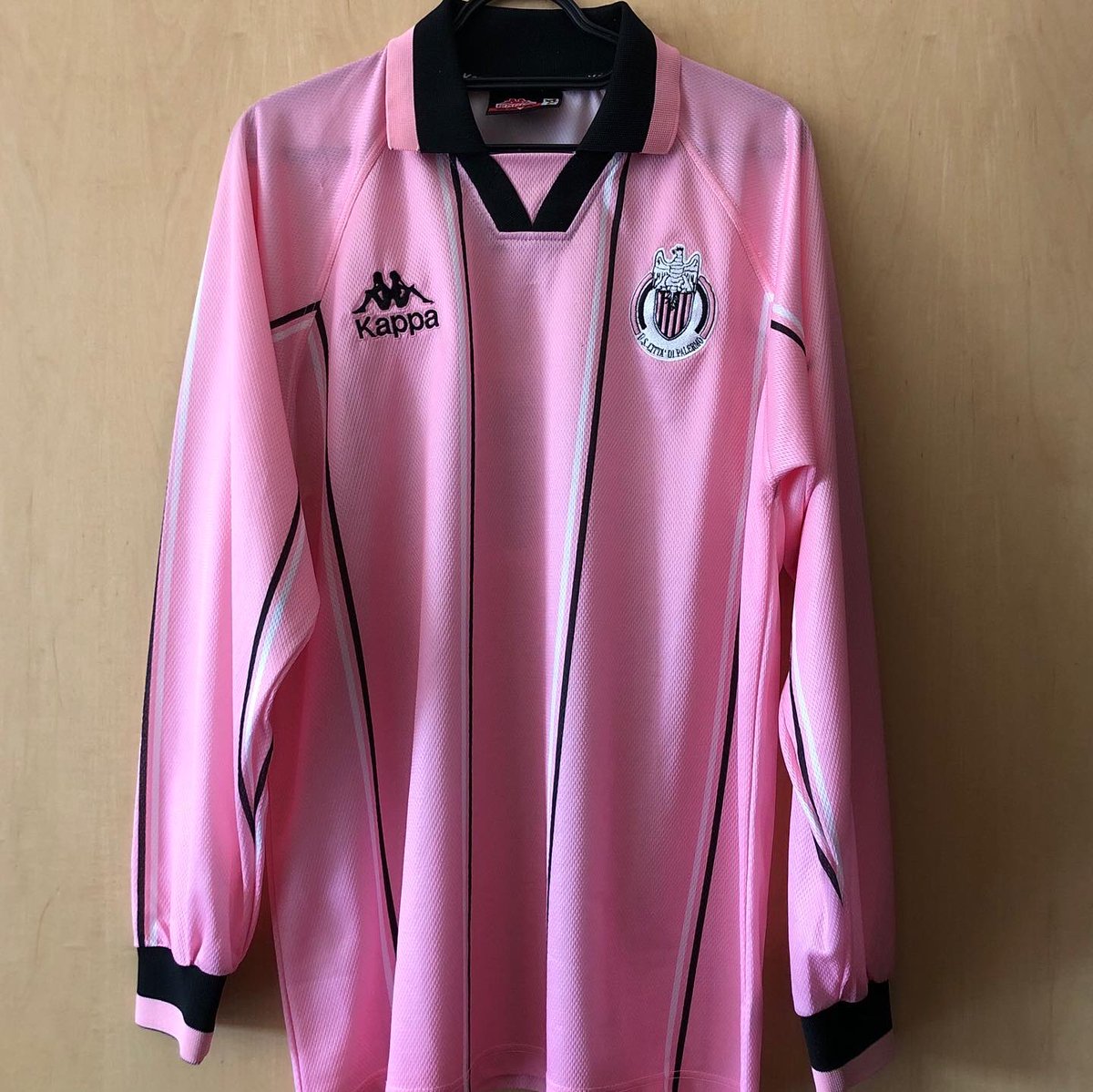 . @palermocalcioitHome Kit, 1996/97 @Kappa_UKFor the 50th post in this thread, I picked a very special one, from the 2nd year of the “Palermo dei Picciotti”, when local coach Arcoleo managed several Palermo-born-and-bred players such as Vasari, Galeoto, and Tedesco #HomeShirts