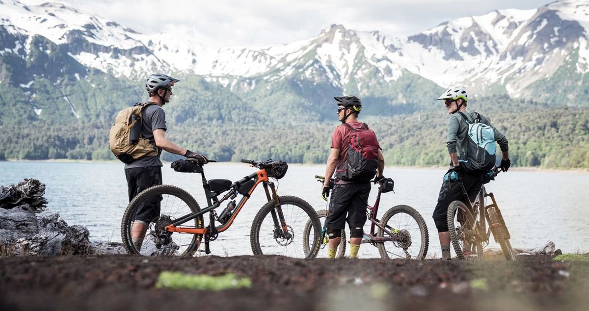 Letzten Herbst reisten die 3 Gründer von <a href="/EVOCSPORTS/">EVOC</a> in den Süden von #Argentinien, um diese einzigartige Region mit ihren #Singletrails zu erkunden. Erfahre mehr über ihre Eindrücke und Erfahrungen sowie #Tipps für die passende #Ausrüstung! #mtb #bike 👉 bergzeit.de/magazin/evoc-c…