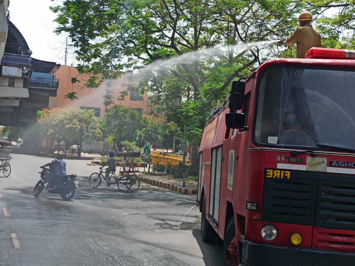 tweetndmc's tweet photo. #CoronaVirusUpdate
#NDMCFightsCoronavirus
आज #NDMC के #CoronaFighters ने #Firetankers से अपने नई दिल्ली क्षेत्र में किटाणुरोधक से #disinfection का कार्य किया। https://t.co/60bDCGYt3s