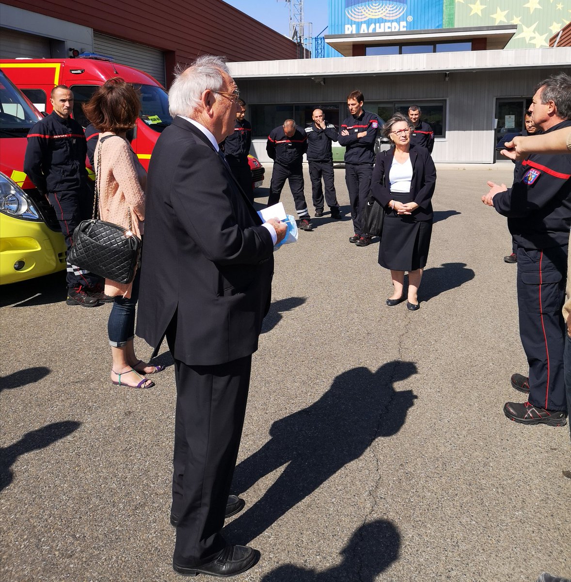 sdis84's tweet photo. Notre président Maurice Chabert a témoigné son soutien aux #pompiers84 ce matin au centre de secours d'#Apt et les a remercier de leur engagement tout comme Mme Santoni, maire d'Apt et Mme Conca, sous préfète, également présentes. https://t.co/njPKrOQ2EC