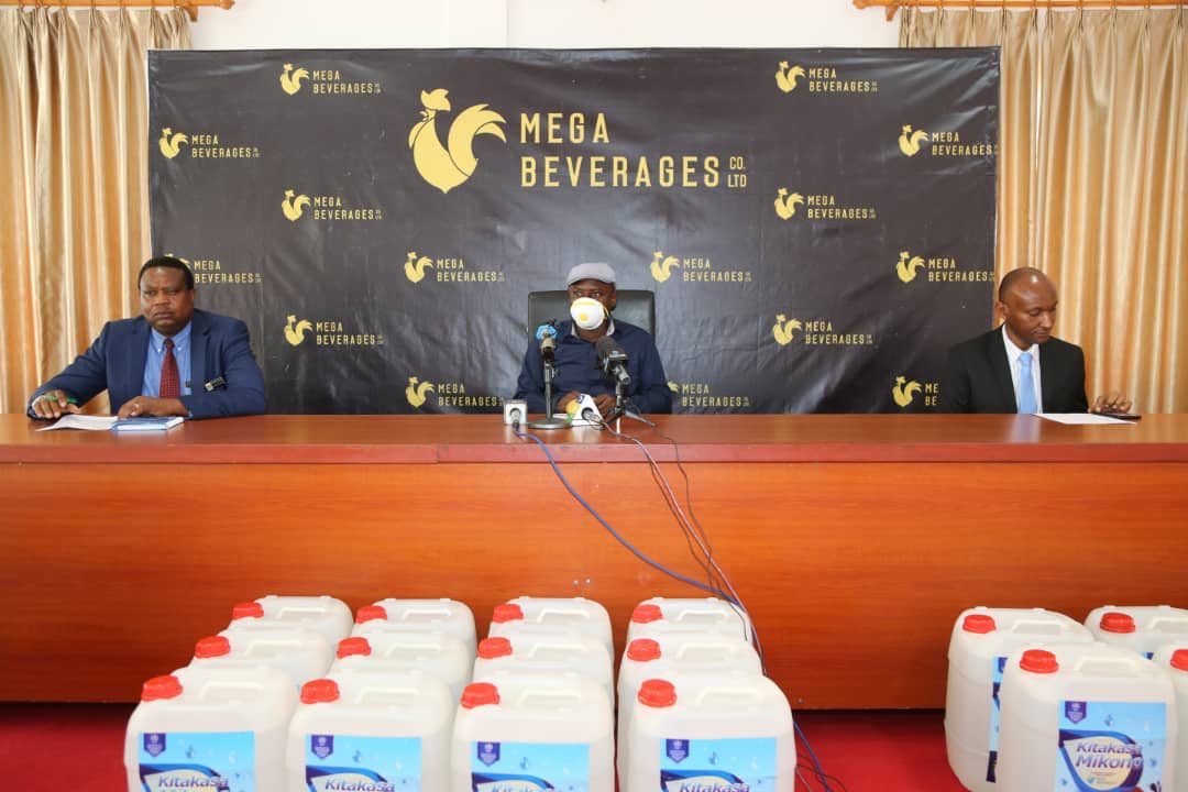 mrishogambo82's tweet photo. Leo tumepokea LITA 2500 za Sanitizer na ndoo 50 za kunawa mikono kutoka kampuni ya MEGA Beverages Mkoani Arusha. Tumegawa magereza, vituo vya Polisi na vituo vya Afya. 

Tutagawa pia Stendi za mabasi, Daladala na Sokoni!

Ni jukumu letu sote kupambana na Korona! https://t.co/SGXeaNrjFT