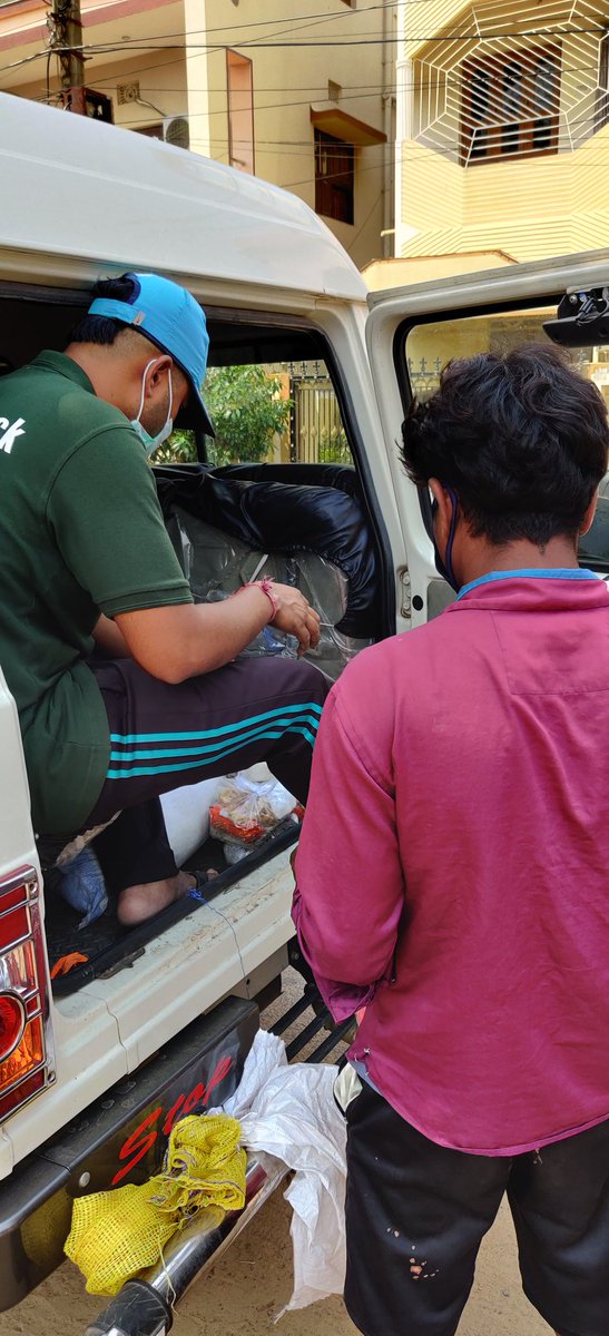 AbhijitPru's tweet photo. #MissionHungerFreeCuttack 
Dry food packets distribution day 10 by Team @TeamSilverCity in association with CMC at different areas of cuttack. More than. 300 packets distributed today
Thank you so much for helping us to reach to needy people @CMCCuttack @AnanyaDasIAS https://t.co/ZUSf6mOhu3