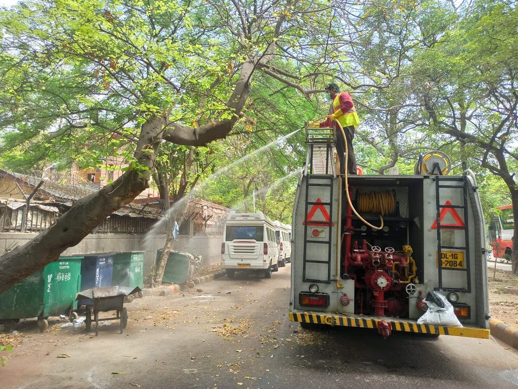 tweetndmc's tweet photo. #CoronaVirusUpdate
#NDMCFightsCoronavirus
आज #NDMC के #CoronaFighters ने #Firetankers से अपने नई दिल्ली क्षेत्र में किटाणुरोधक से #disinfection का कार्य किया। https://t.co/60bDCGYt3s