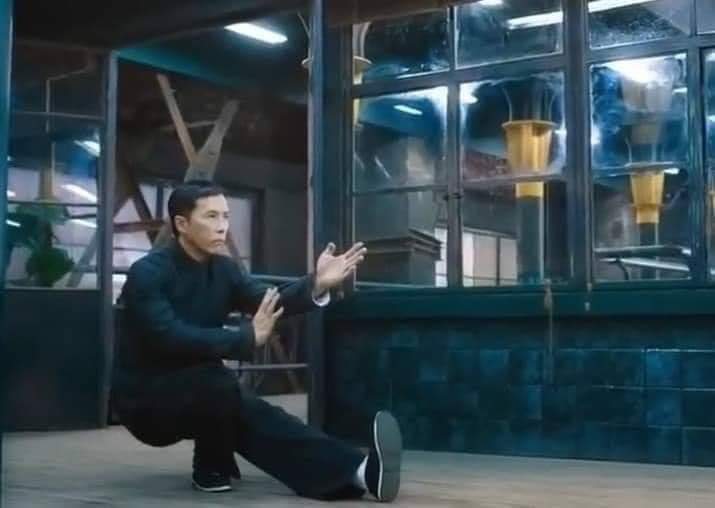 لما تدخل حمام فى الجيش والباب من غير ترباس