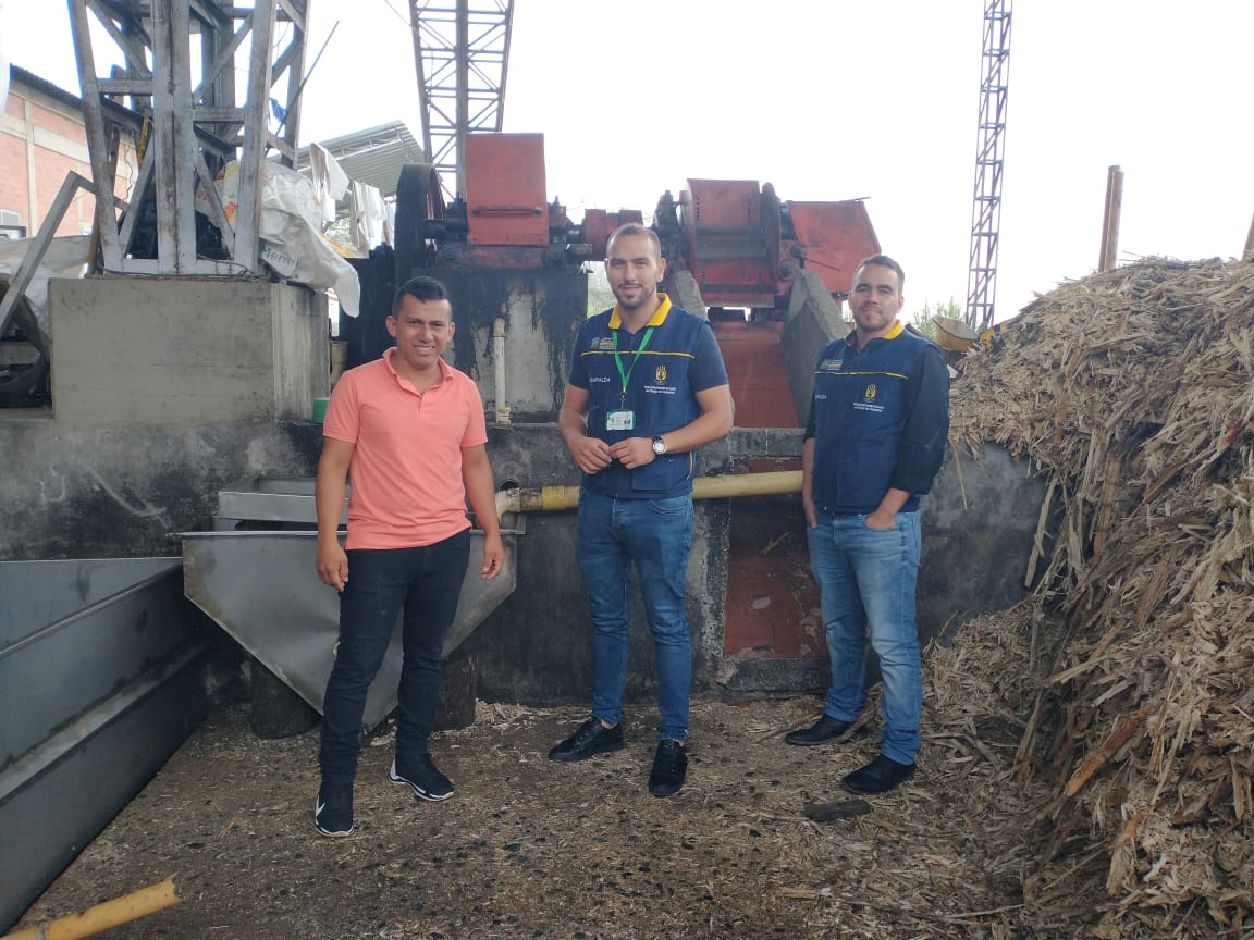 fedepanelacol's tweet photo. Entrega de bolsas para empaque de panela de parte de la @Gob_Risaralda para enfrentar contingencia por #COVIDー19. Asistencia del Secretario de Desarrollo Agropecuario Juan Carlos Toro y el alcalde de Quinchia, Absalón Trejo's Arias, en la Central de Mieles de Quinchia. https://t.co/2wmj5xUriH
