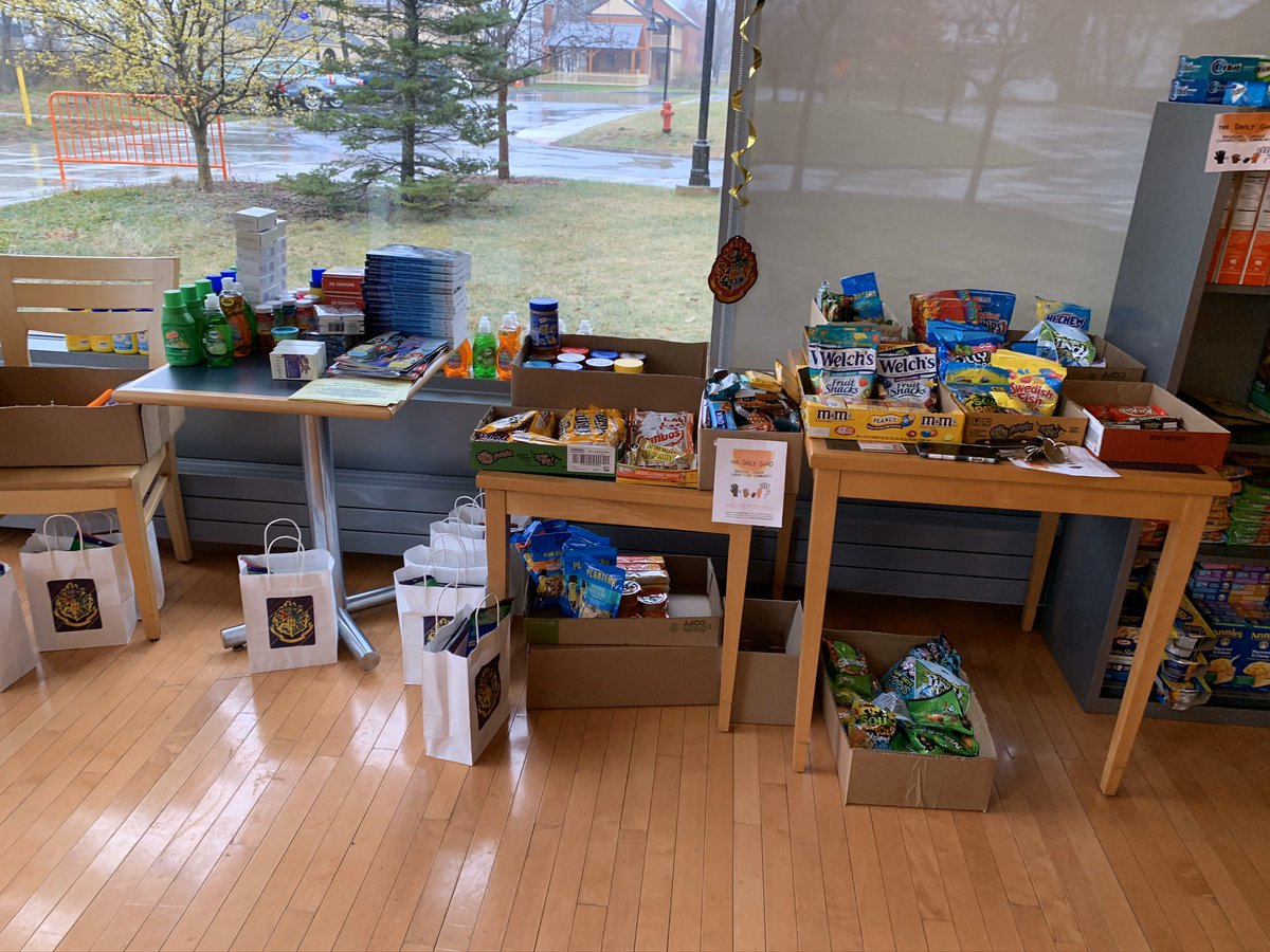 omsssksc's tweet photo. This past Monday, The Daily Good did their third Global Food Pantry drop off for the students staying on campus! We are so lucky to have generous community partners! https://t.co/OXLvRUaVHt
