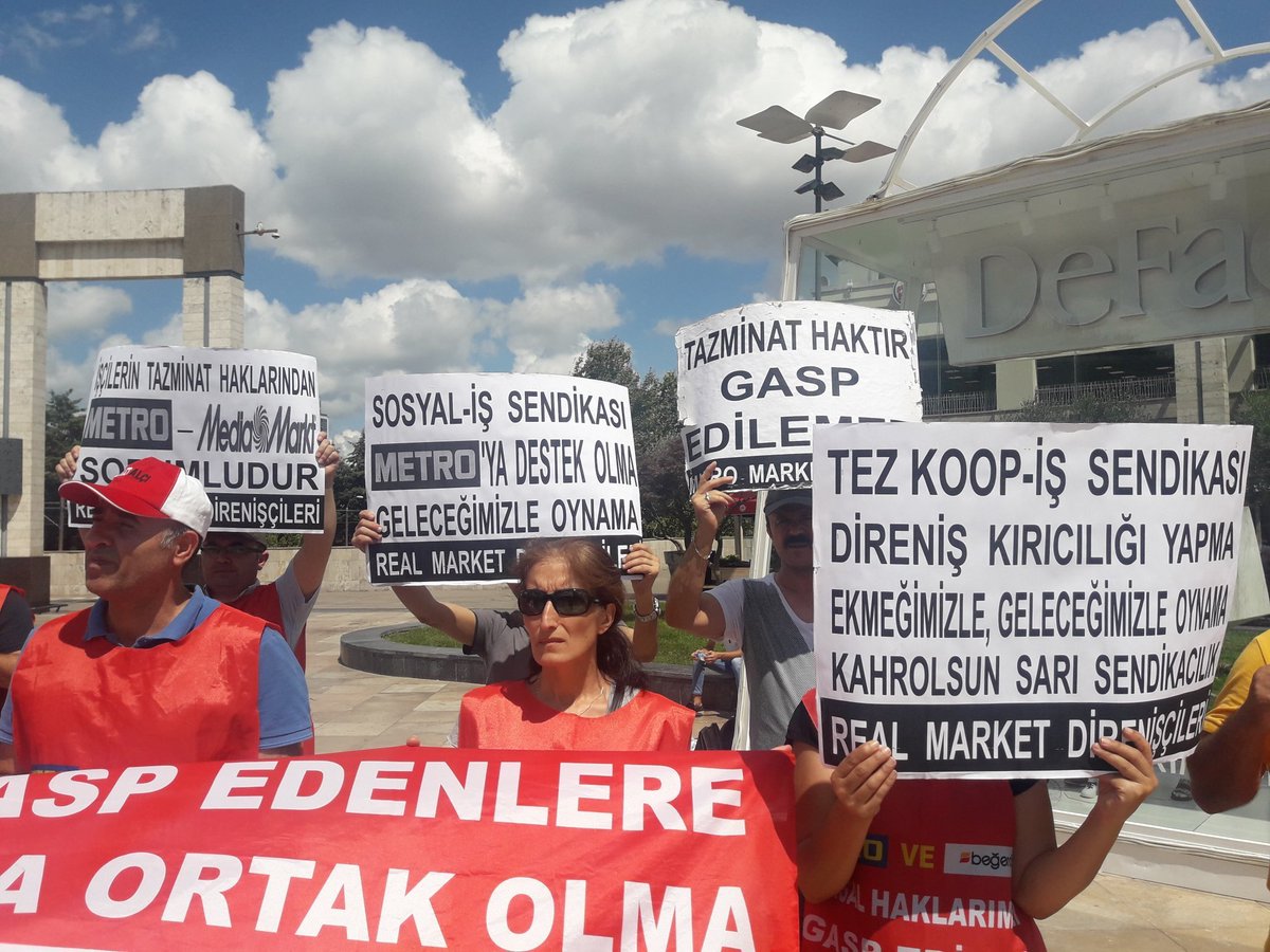 MehraliYucedag's tweet photo. Bu bir iftira değil, işçi sendikaları işçilere karşı mücadele ediyor.
Real İşçilerinin haklarını gasp edilirken sarı ve işbirlikçi sendikalar göz yumdu. Ve sonra hakları için direnen Real Işçilerine karşı parabaları ile birlikte davrandı. 
#İşçiDüşmanıMetroMarketBoykot https://t.co/RdAmV5cN4J