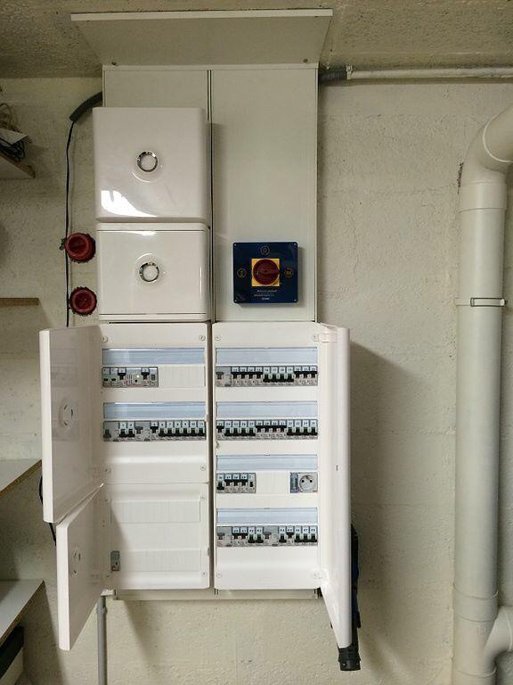 Mise en conformité électrique et installation d’un groupe électrogène avec commutateur de basculement : en cas de coupure de courant, notre client n’aura qu’à tourner le bouton ! ⚡️

Contacts 👇
📞 09 82 26 80 82
📱 07 68 24 36 35
📧 info@phil-elec.fr
🔗 phil-elec.fr