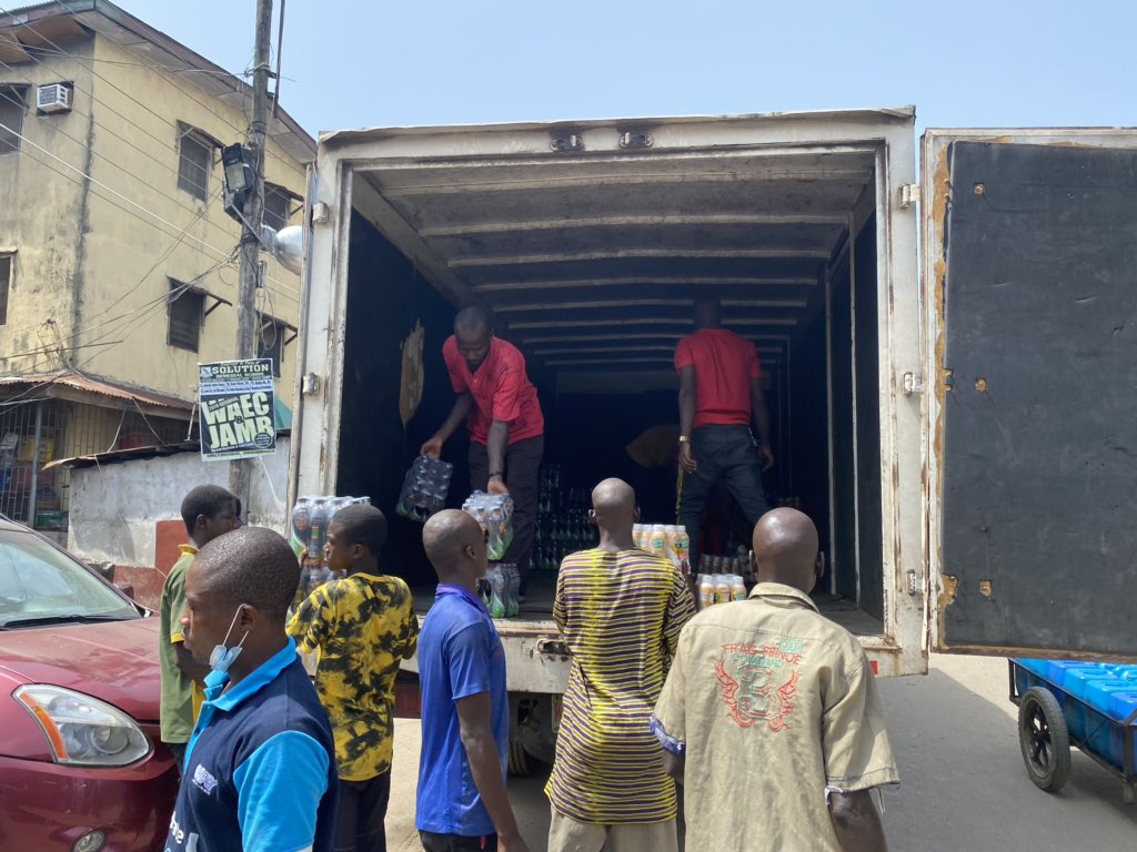 Doing my own little Relief contribution to our own hood (Phase 2, Adeniji Adele, Lagos Island) in conjunction with my people at CWAY, Hundreds of 5Kg rice, water and drinks.....#Covid19Lagos