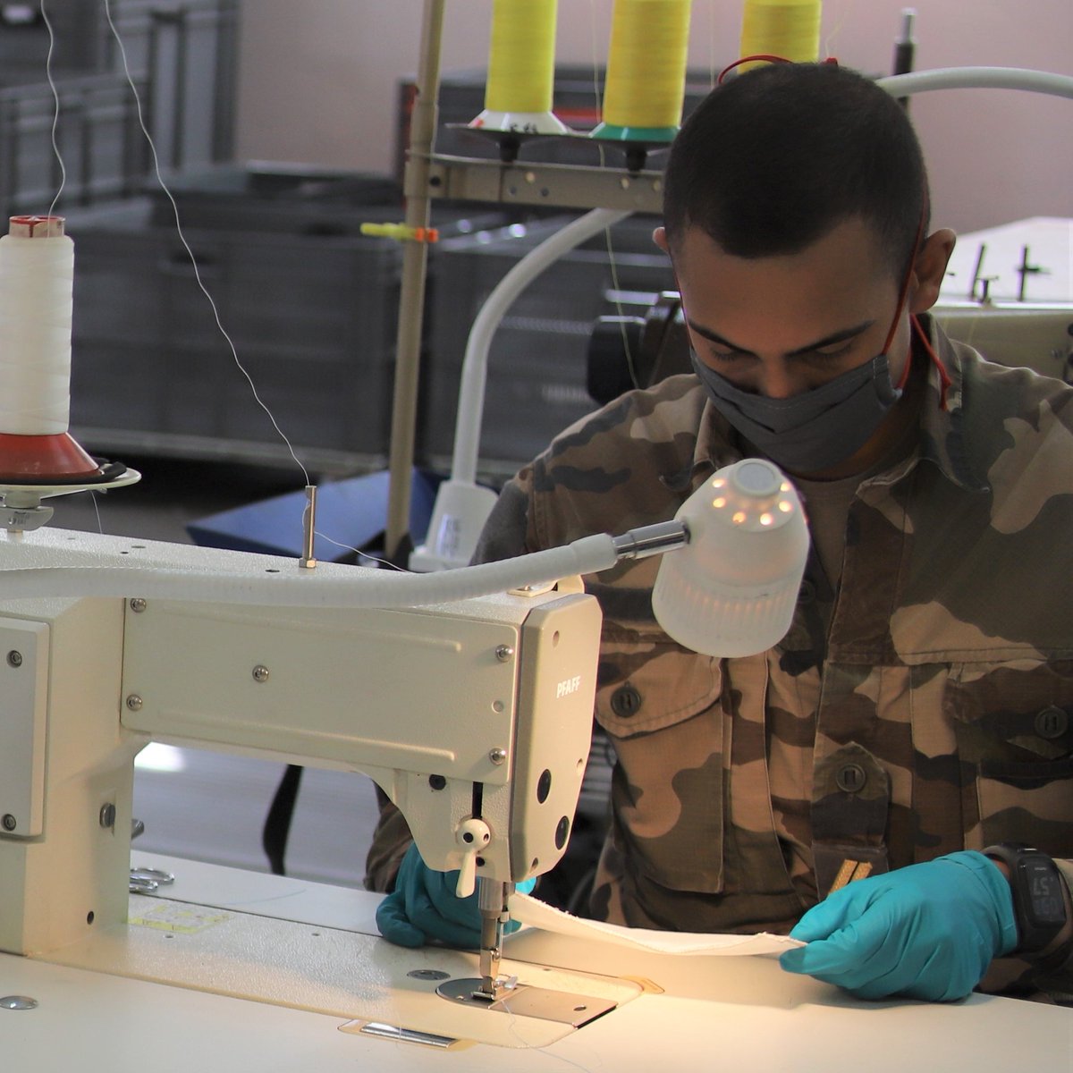 2REPOfficiel's tweet photo. L'atelier de réparation des parachutes du #2REP a lancé la production de masques alternatifs aux normes AFNOR #NousSommesLà #Covid19 https://t.co/dpVgFI775L