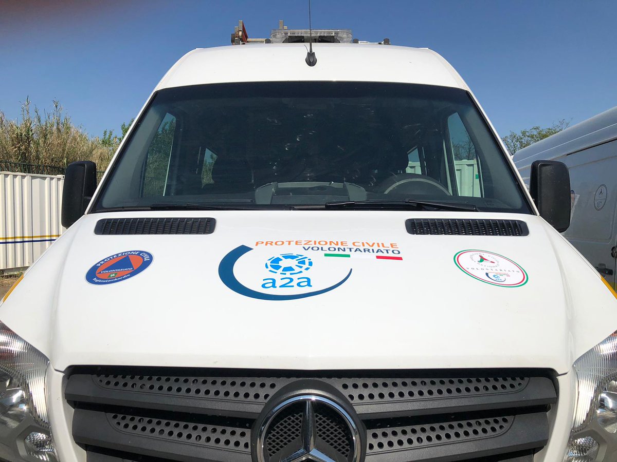 gruppo_a2a's tweet photo. In questo momento di emergenza @A2ASmartCity ha messo a disposizione dell'Associazione Volontari Protezione Civile del Gruppo la propria competenza in ambito infrastrutture tecnologiche per localizzare i mezzi di soccorso e gestirli in maniera tempestiva. https://t.co/8lpRJxD5cb
