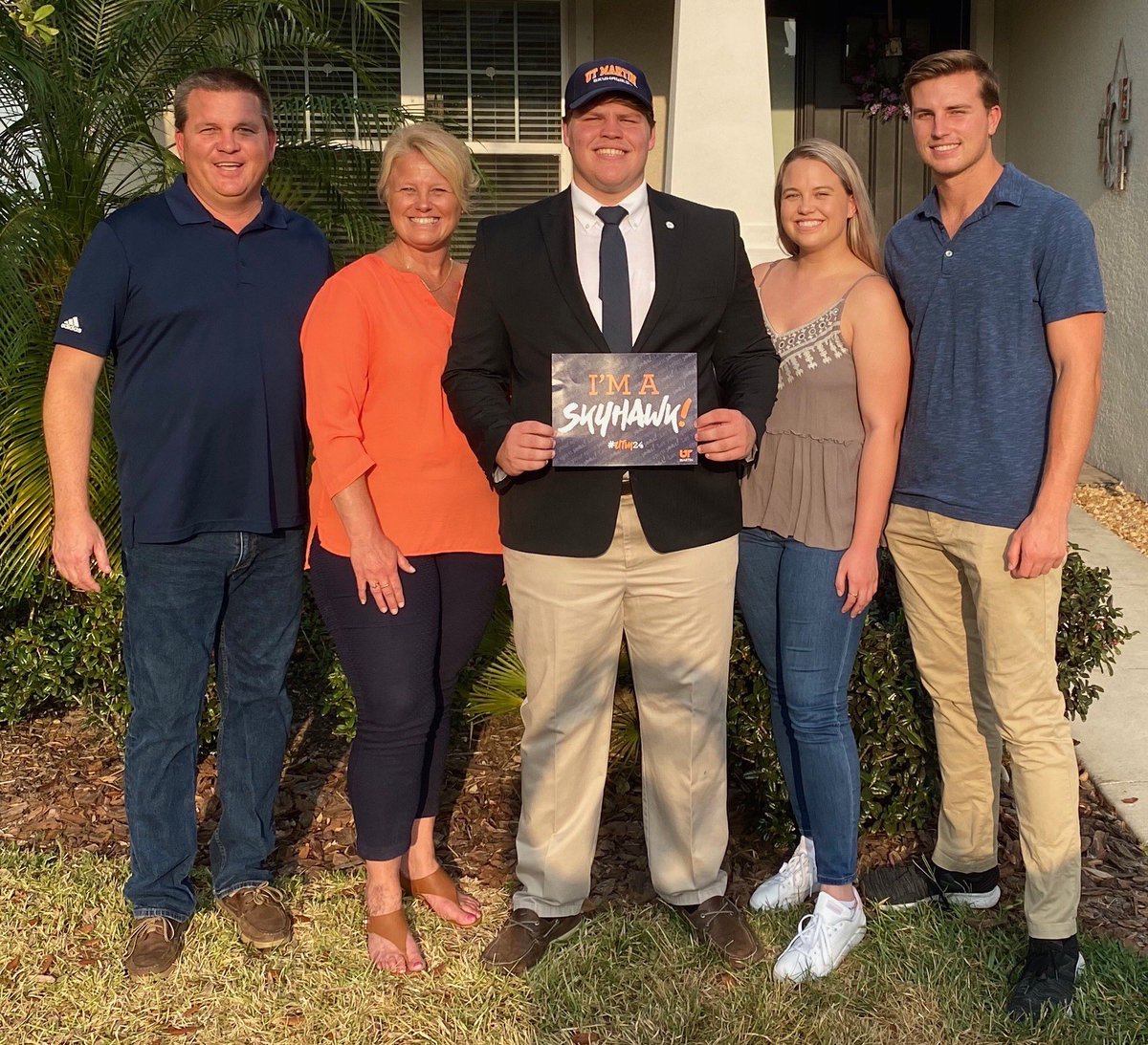 JesuitTigers_FB's tweet photo. Congrats Greg (UT-Martin)and Cade (Wabash)!Thank you for all you did for Jesuit Football the last 4 years. https://t.co/cFR6OStybA