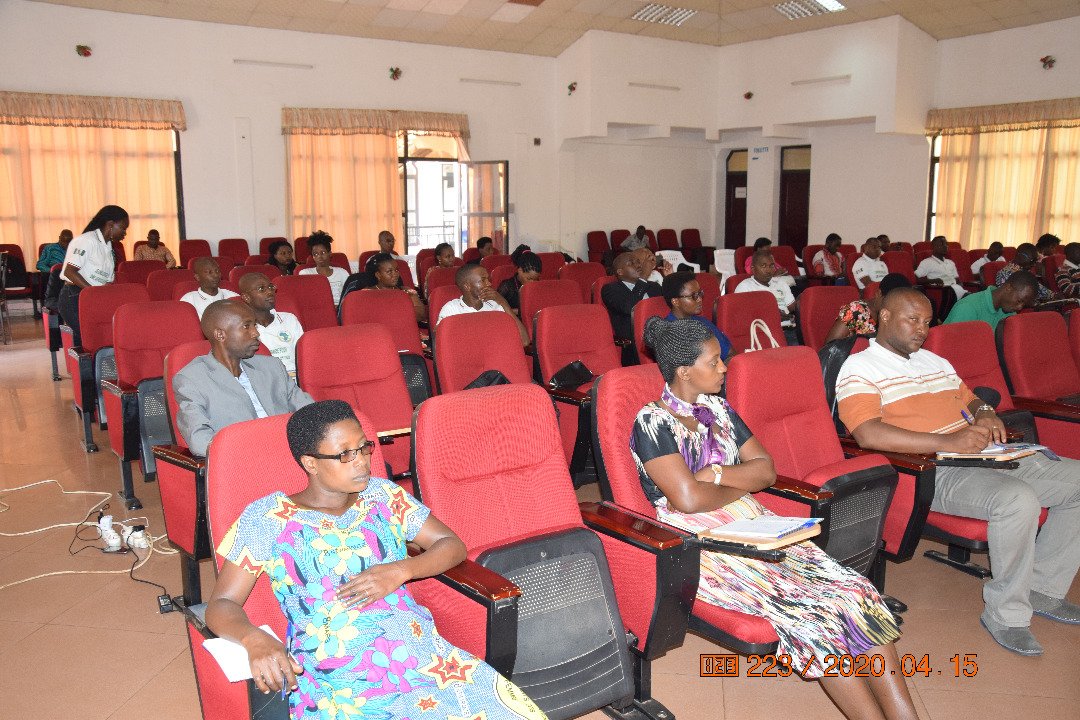 #Burundi Le Président de <a href="/ajapafricaine1/">AJAPAFRICAINE</a> @ajapnsengi1  apprécie le comportement des jeunes pendant cette période pré-électorale. Il les invite à rester calme,unis et à vivre en harmonie malgré leur diversité.