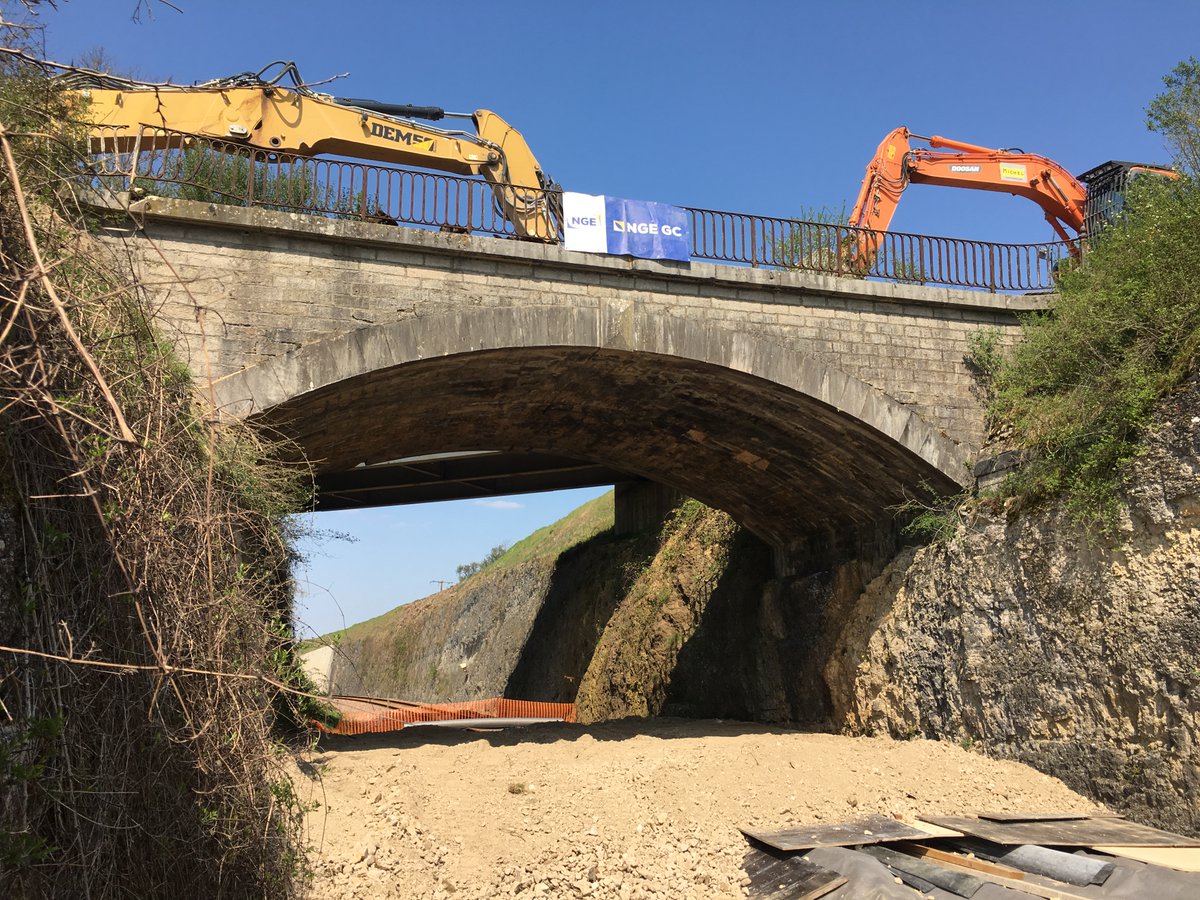 groupe_NGE's tweet photo. [#INSTANTCHANTIER] Nos équipes #NGEGC ont mené une démolition éclair d’un pont datant de 1888 à Surgy ! En seulement 4,5 jours, elles sont intervenues pour la préparation, la coupure de voies, la démolition et le repli. #ChantierProtégé✅ https://t.co/XpxGPWpwno