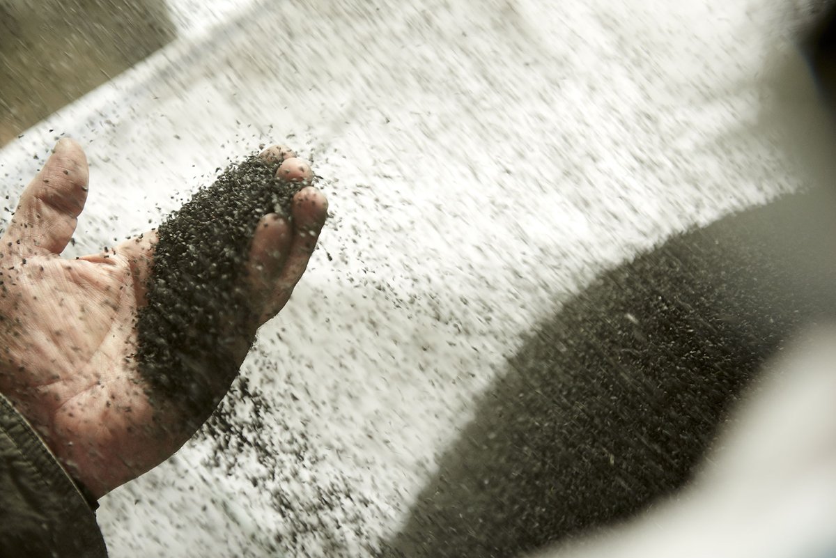 Check 3/6 van echte kunstgrasrecycling: wordt het versleten kunstgrasveld door de recycler teruggebracht tot ruwe, herbruikbare materialen? #checkcheckdubbelcheck #rematch #eerlijkerecycling #stopdeberg #kunstgras #duurzaam