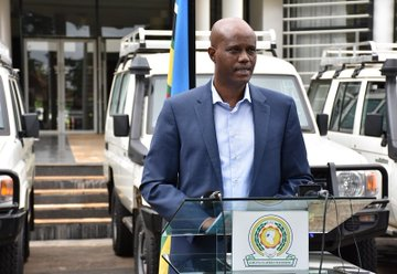BurundiEco's tweet photo. Le secrétariat général de l'#EAC octroie à tous les pays membres des laboratoires mobiles dotés d'équipements modernes et capables de diagnostiquer la plupart des agents pathogènes responsables des maladies transmissibles comme le Covid-19, Ebola etc. @mspls_bdi @BurundiGov https://t.co/iPV29WWHOZ