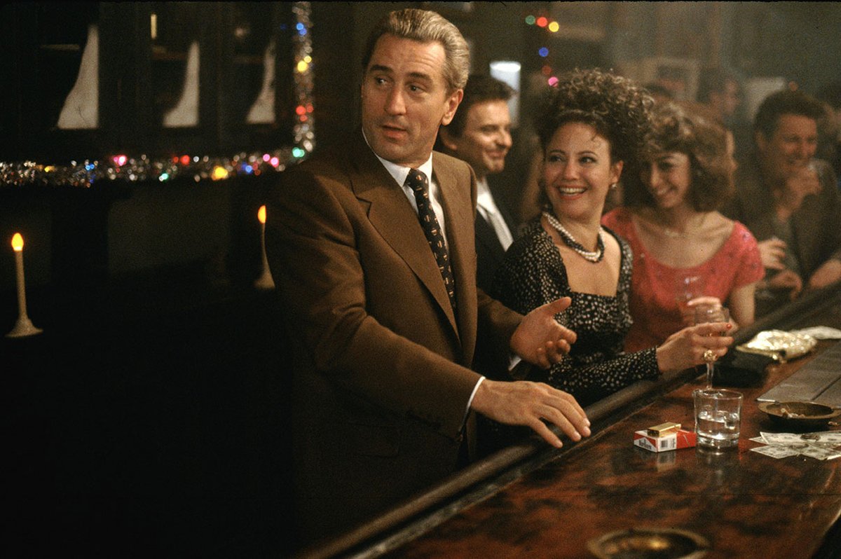 #37 - Les Affranchis de Martin Scorsese (1990)Martin Scorsese signe encore une fois un chef d'oeuvre en nous plongeant dans la "petite Italie" des années 1950 au travers de Henry Hill, un jeune qui rêve de devenir gangster.Un film terriblement aussi éblouissant que stressant.