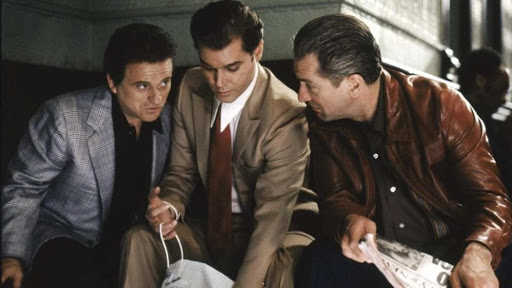 #37 - Les Affranchis de Martin Scorsese (1990)Martin Scorsese signe encore une fois un chef d'oeuvre en nous plongeant dans la "petite Italie" des années 1950 au travers de Henry Hill, un jeune qui rêve de devenir gangster.Un film terriblement aussi éblouissant que stressant.