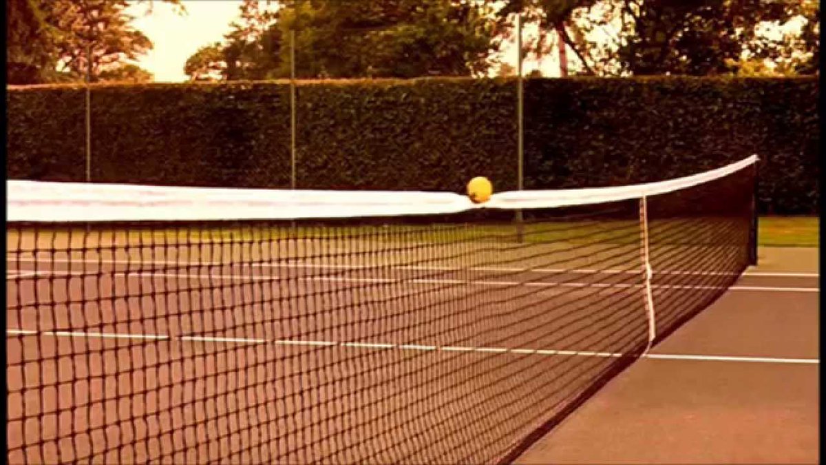 #38 - Match point de Woody Allen (2005)Un film d'amour sur fond de drame social et familial, aussi poignant que touchant. L'histoire d'un homme, Chris Wilton, qui doit choisir entre son amour pour Nola et l'opportunité d'élévation sociale que pourrait lui offrir Chloé...