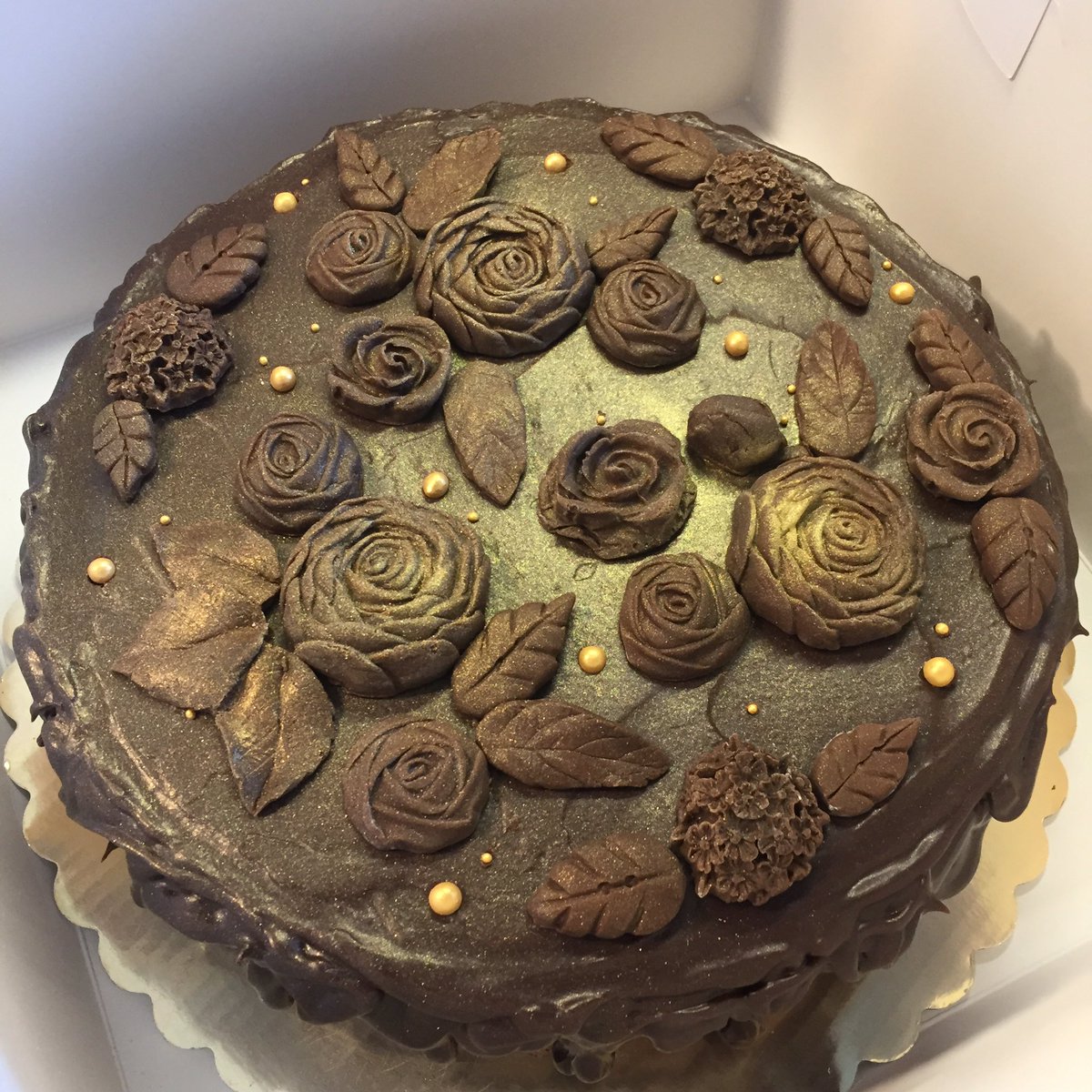 CakerySurrey's tweet photo. For Chocolate Lovers.
Chocolate sponge, buttercream and ganache filling, decorated with modelling chocolate.
Contact me for order details.
#cakeorders #chocolatecake #dorking #reigate #qualitycake #cakedelivery #gfcakes #vegancakes @MoleValleyChamb @mvdcbusiness @Xav_Anderson https://t.co/tR8l3ngc3T