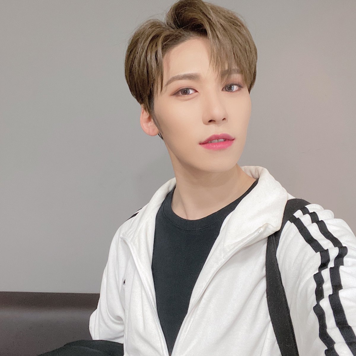 official_ONEUS's tweet photo. [#건희]
우리 달님들 다들 투표는 하셨나요!?😀
작은 힘 여럿이 모여 하나의 큰 결과를
만들어내는 것이 참 멋진 것 같아요!
오늘 하루도 멋진 하루 보내세요!🌙
저는 ��투킹 투표도 하러 가야겠어요!
그럼...20000...🏃‍♂️...(총총)..... https://t.co/YaAOrfoZ1y