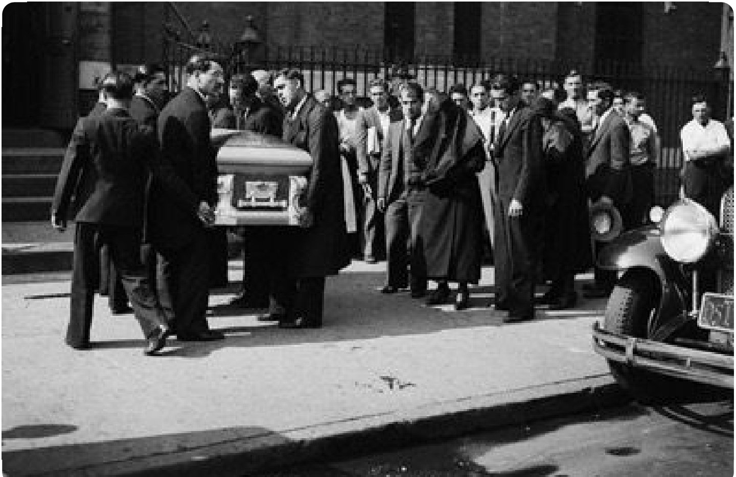 公式 マフィアグッズ専門店 ジャパンマイヤーランスキー 今日が命日のジョー マッセリアの葬儀の様子とお墓 当時のギャングらしく盛大な葬儀が行われました 映画では悪役でイメージが悪いし 他のマフィアからの評判も最悪の人物ですが マフィア史の重要