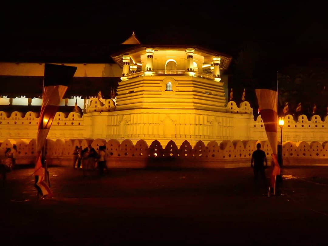ShDhar13's tweet photo. #templeoftoothrelic is a #buddhist  temple in the city of #kandy 🇱🇰. It is located in the royal palace complex of the former #kingdomofkandy which houses the relic of tooth of the #buddha. 
#throwback #explore #srilanka #culture #religion #budhism #srilankatourism #ayubowan https://t.co/99PihPgm2M