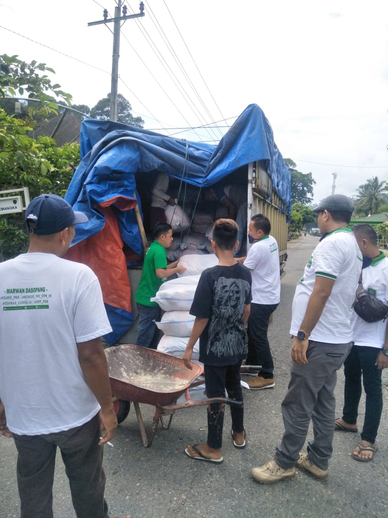 Marwan_Dasopang's tweet photo. #Tapsel
Bantuan 1000 Paket Sembako @BNPB_Indonesia Dimuai dari Kabupaten Mandailing Natal.
@cakimiNOW @EmHasanuddin @FraksiPKB @DPP_PKB @CucunA44 @KangFathanNow
#LawanCoronaVirus #Bekerjasama #GotongRoyong #IndonesiaSehat #Sumut2 #Komisi8 #DaruratCovid19 https://t.co/KJ0tGL1OBP https://t.co/DXGZcG8vZk