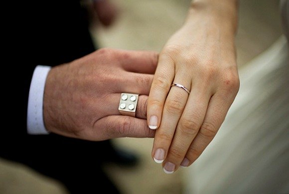 На какой руке носят армяне обручальное кольцо. Мужские обручальные кольца на руке. Квадратные обручальные кольца. Тонкое обручальное кольцо мужское. Мужское обручальное кольцо на пальце.