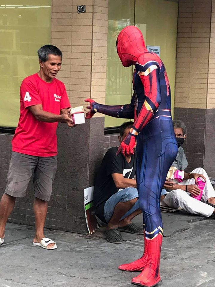 PhilstarNews's tweet photo. It's your friendly neighborhood Spider-Man!

A man named Johemie Quiñones was seen handing out food packs to street dwellers in Manila while wearing a spider-man costume as 
a protective measure against #COVID19PH.

📷 Facebook/VP Leni Robredo https://t.co/X6pQoCMRBo