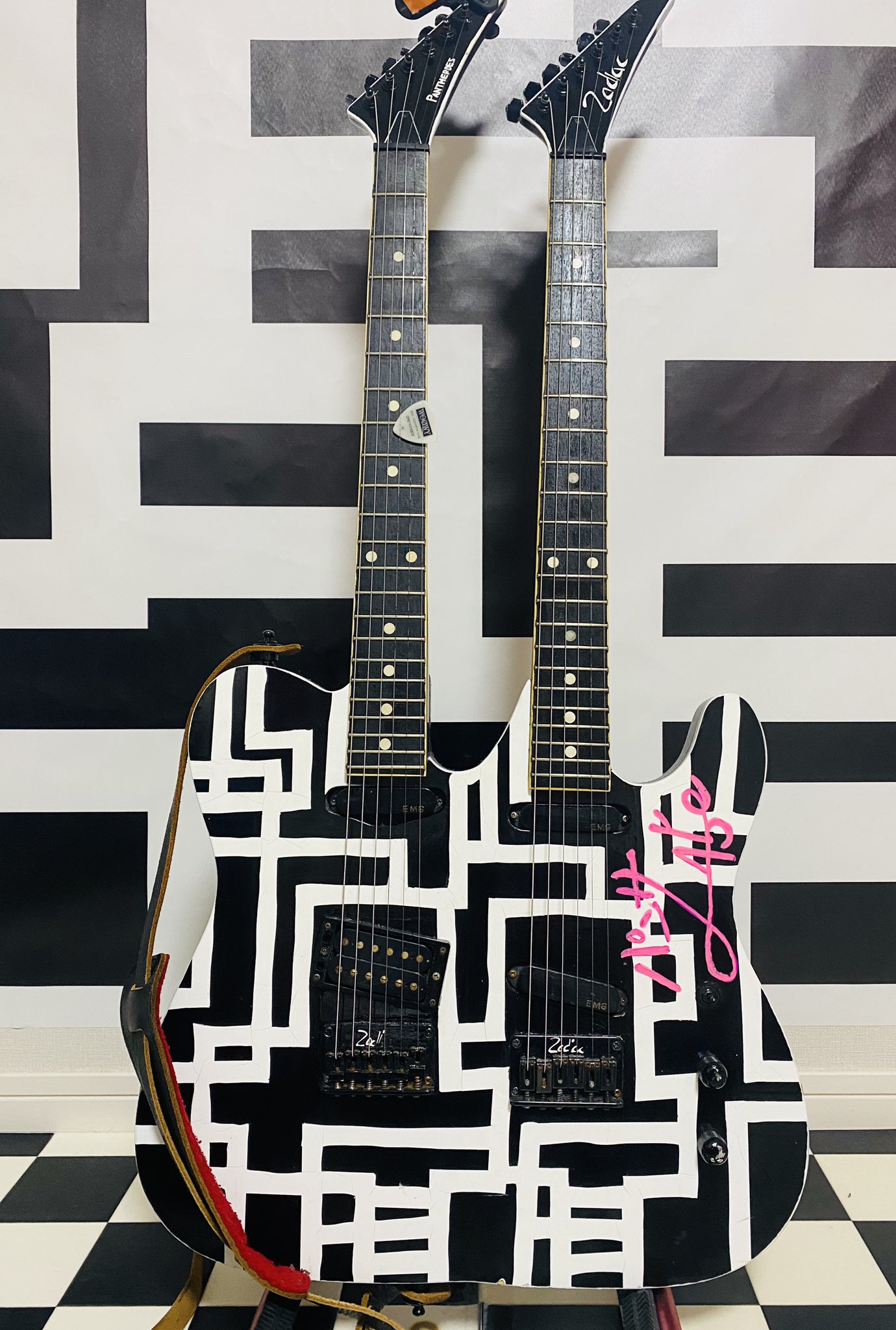 パンサー４５０ 明日のライブハウス自宅に 向けて5年ぶりに自作ダブルネックを 抱いたら アカン ヤバイくらいマジで重い 人 昔 皮のストラップが重さに耐えれず切れた事ある にしても僕の素人塗装だから 5年経てば