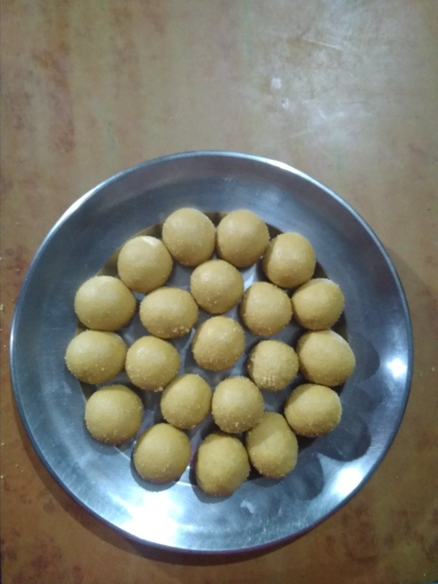 🙏🙏बेसन के लड्डू बनाये है, आप लोग भी बना सकते हैं!
सामग्री-250 ग्राम बेसन, 250 ग्राम बूरा या पिसी चीनी, 200 ग्राम घी, देशी या डालडा भी जो उपलब्ध हो,
विधि-कड़ाही में घी डालें पिघल जाये उसमें बेसन डाल दे और आंच एकदम धीमी कर दें, बराबर चलाती रहें, 45 मिनट लगते हैं भूनने में....