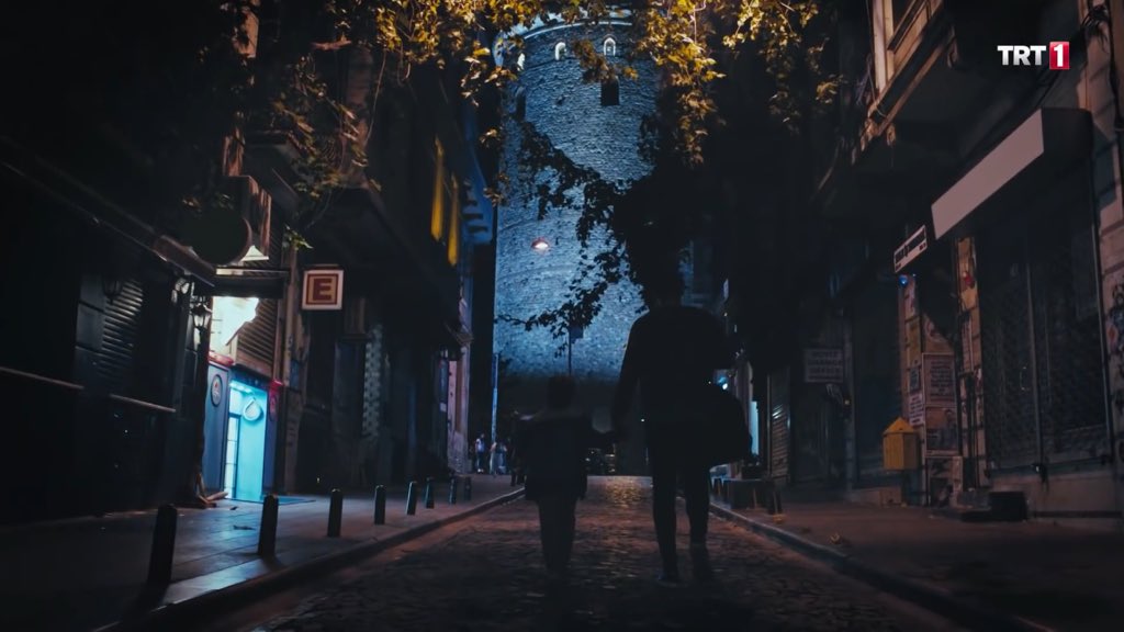 obsessivelilith's tweet photo. Yamaç ve Sena’nın sokağı... cukur bırak peşimi https://t.co/2BYQXMc9fL