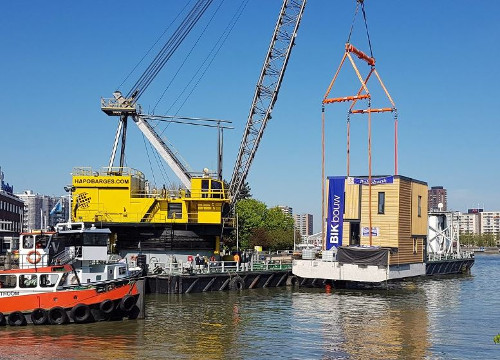 Vandaag arriveren de eerste #havenlofts aan in de #Nassauhaven. Ontwerp Public Domain Architecten. Meer bit.ly/3adQp0y
