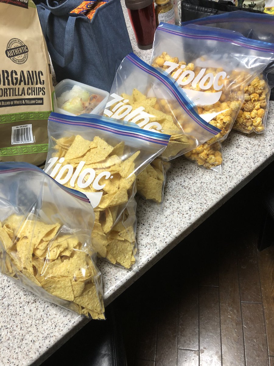 Zさん 肉bot コストコで大容量お菓子買ったらジップロックに小分けして冷蔵庫で保存しておけばしばらく美味しく食えます T Co Wckvwvwhen Twitter