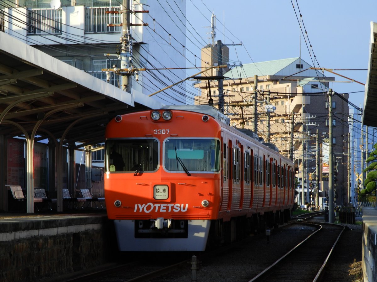 残照 4 15 水 きょうの伊予鉄郡中線 余戸駅 3000系 残照 4 15 水 きょうの伊予鉄郡中線 余戸駅 3000系