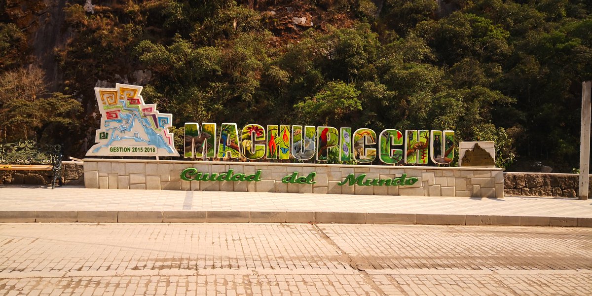 cooper_kerry's tweet photo. #virtualPeru Day 4, I went to Ollyantaytambo, there were so many people there in beautiful bright clothes. Then I got on a big ol' train! It moved slowly but the ride was nice, I ended up in Aguas Calientes; tomorrow I'll be visiting Machu Picchu. https://t.co/xknvTqmXy1