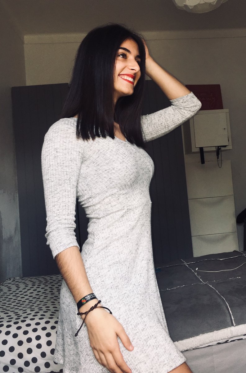 aluciageadasc's tweet photo. Não cortei o cabelo sozinha nem se nota diferença nenhuma 🤦🏽‍♀️😂 https://t.co/FmIxXFCJHO
